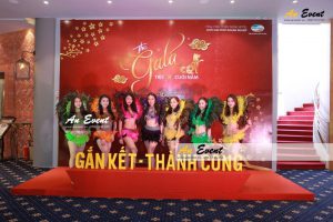 Thi công bục sân khấu backdrop Tiệc tất niên Viettel Trống Đồng Hoàng Quốc Việt