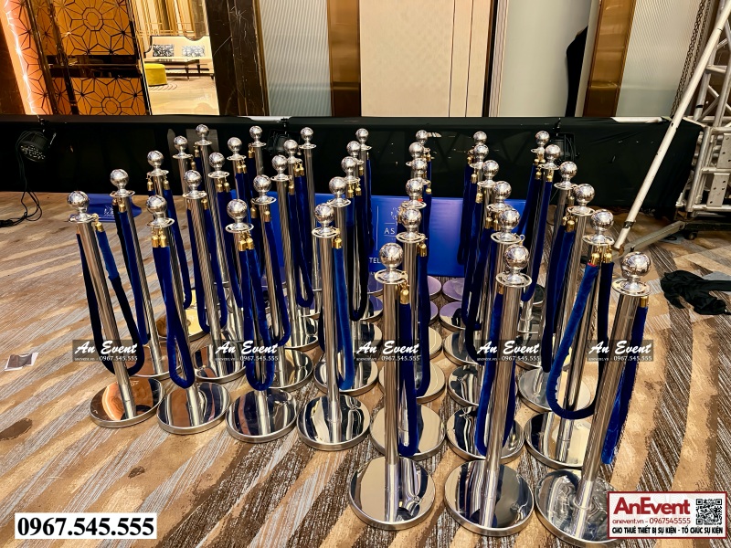 Cho thuê cột inox trắng dây nhung xanh dương