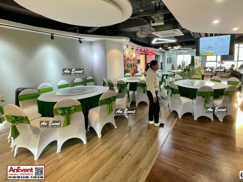 Bàn tròn xanh cây